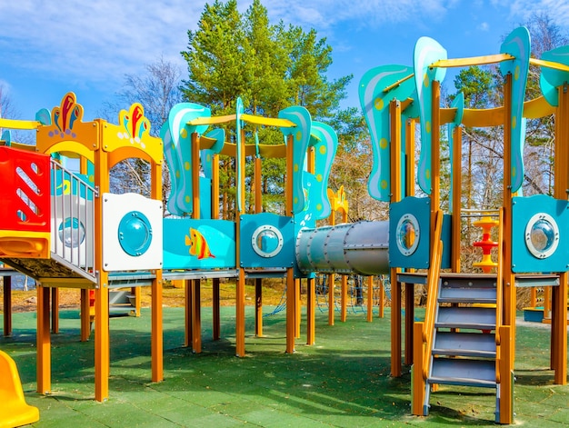 Photo aire de jeux pour enfants dans le parc en été.