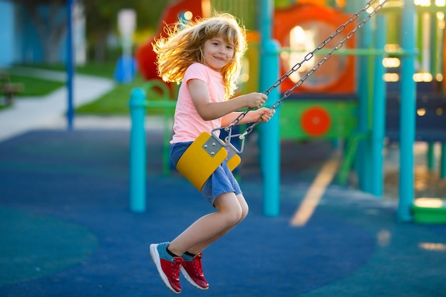 Aire de jeux pour enfants dans un parc urbain petit enfant actif sur l'aire de jeux les enfants jouent à l'école ou à la maternelle