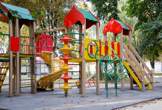 Une aire de jeux pour enfants dans le parc de la ville Une aire de jeux moderne en ville