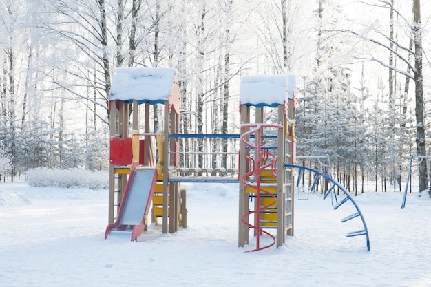 Aire de jeux pour enfants vide dans le parc d'hiver