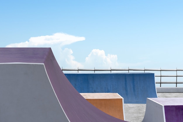 Aire de jeux Skate ou BMX avec fond de ciel bleu