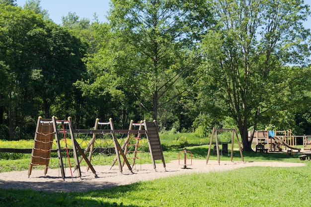 Aire de jeux vide par une journée ensoleillée