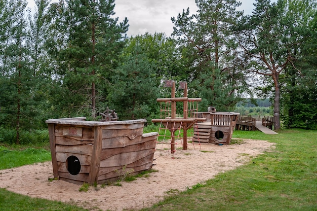 Aire de jeux vide sous la forme d'un navire dans la nature. Bateau en bois abstrait.