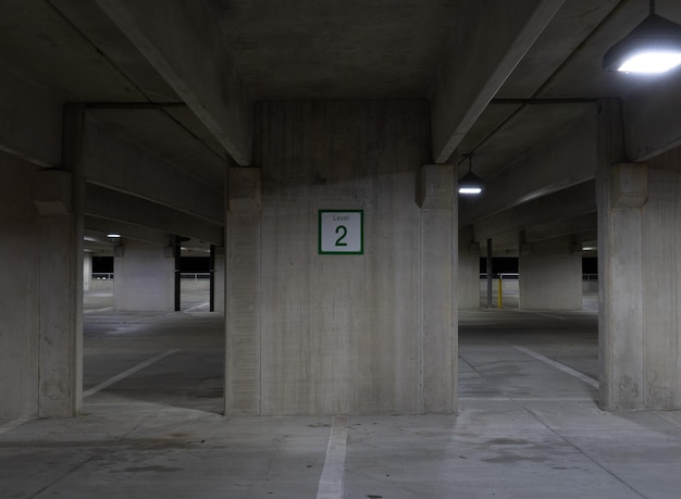 Aire de stationnement vide et effrayante avec le numéro deux sur le mur