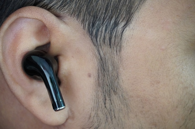 Airpods dans l'oreille libre de droit