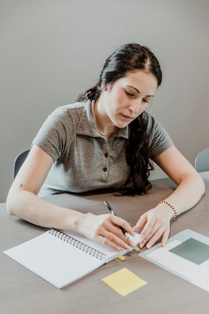 Airwoman écrivant des notes dans la salle de classe