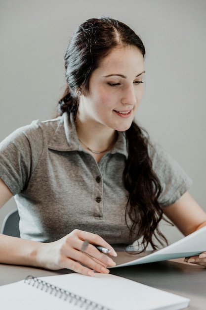 Airwoman lisant des notes dans la salle de classe