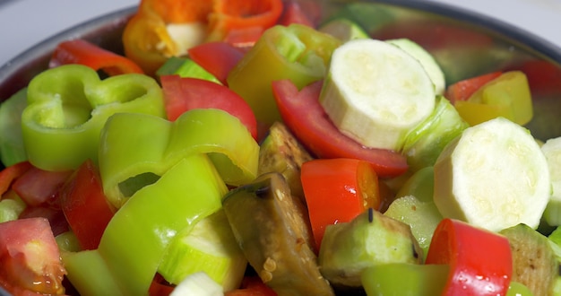 Ajout de légumes coupés en salade