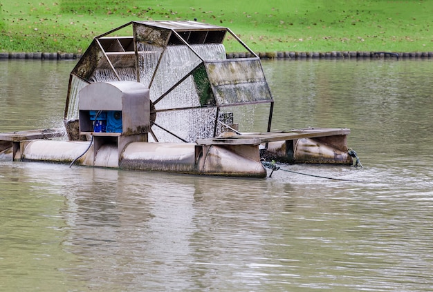 Ajout d'oxygène à la piscine avec des turbines