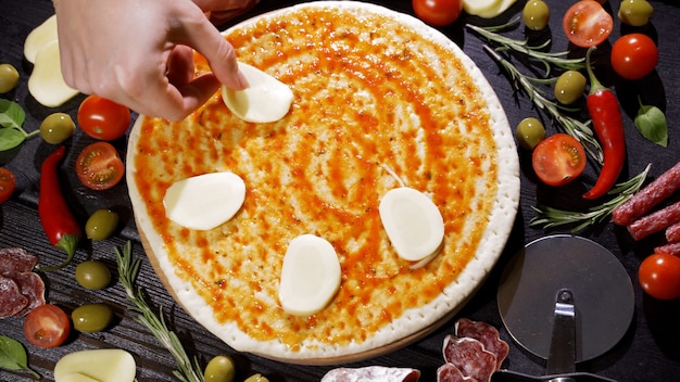 Ajouter du fromage à la pizza