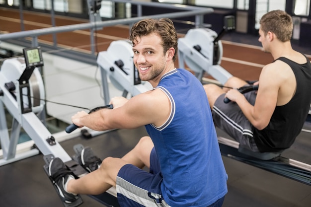 Ajustement des hommes sur une machine à dessiner au gymnase