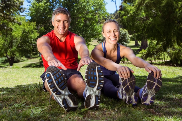 Ajuster le couple qui s&#39;étend dans le parc