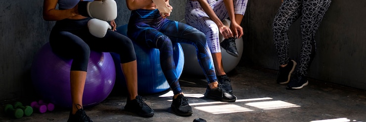 Photo ajuster les femmes avant l'entraînement dans une salle de sport en studio