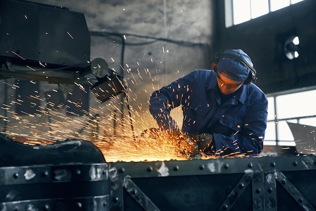 Ajusteur travaillant avec la machine spéciale pour le métal de soudure