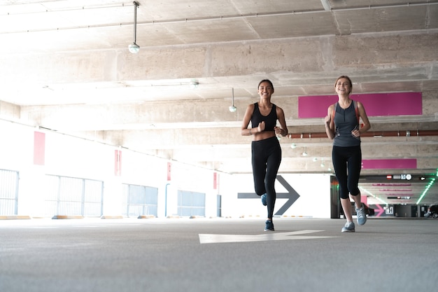 Ajustez les femmes en vêtements de sport en faisant du jogging à l'extérieur et en menant un mode de vie sain.