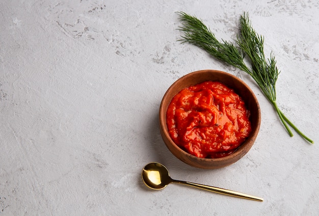 Ajvar de caviar de légumes de poivron sur un espace clair