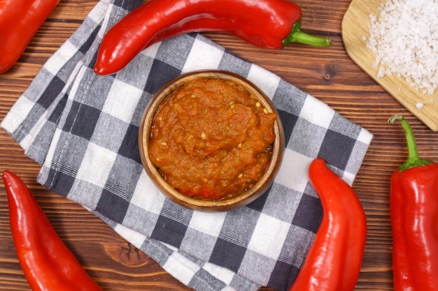 Ajvar délicieux plat de poivre rouge et d'aubergine En attente de dégustation Arrière-plan en bois