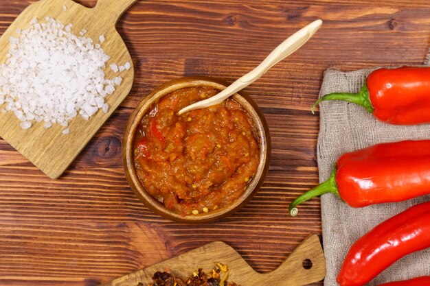 Ajvar de paprika tomates ail et oignons aux épices sur une table en bois marron Cuisine des Balkans Mise au point sélective