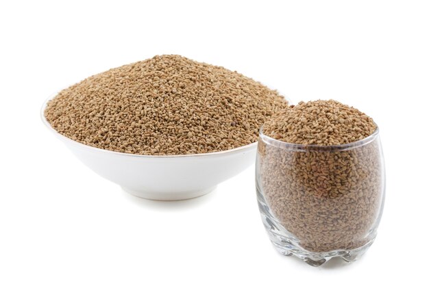 Ajwain ou Ajowan, carvi sur fond blanc