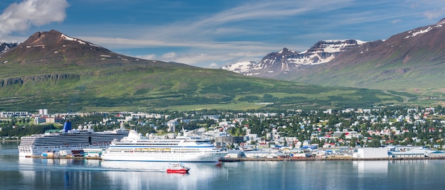 Akureyri et ses magnifiques montagnes en Islande