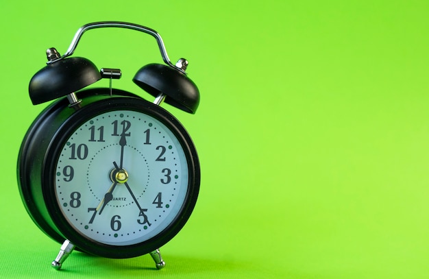 Alarme horloge sur fond vert
