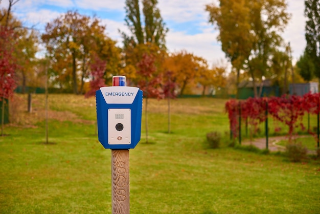 Alarme de panique pour appeler le bouton d'urgence de la police dans un parc public Boîte bleue avec caméra vidéo