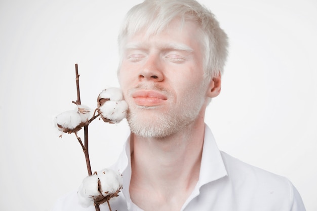 Albinisme homme albinos en studio t-shirt habillé isolé sur une Pentecôte