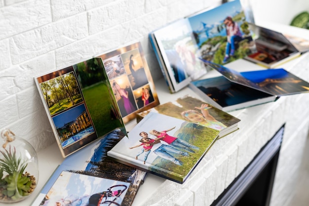 l'album photo est décoré dans un beau livre photo. Présenté sur fond blanc.