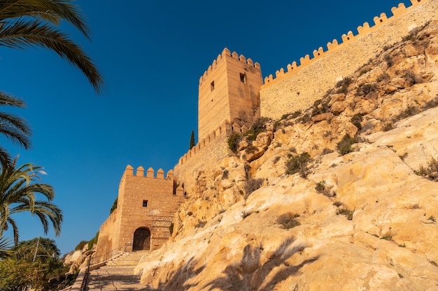 L'Alcazaba et le mur de la ville d'Almeria, Andalousie. Espagne. Costa del sol en mer méditerranée