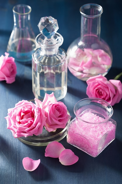 Alchimie et aromathérapie aux fleurs roses et flacons chimiques