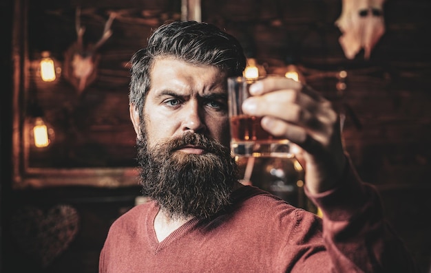 Alcool avec bouteille et verre à boire du whisky au bar rétro de nuit