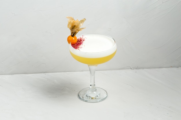 Alcool doux mousse sure cocktail physalis berry