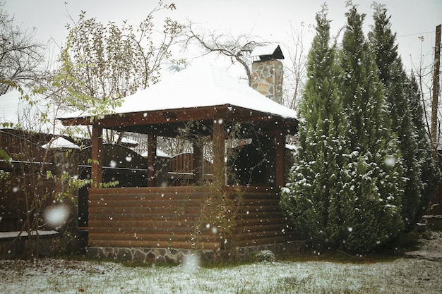 Alcôve en bois pour se reposer en plein air par temps de neige