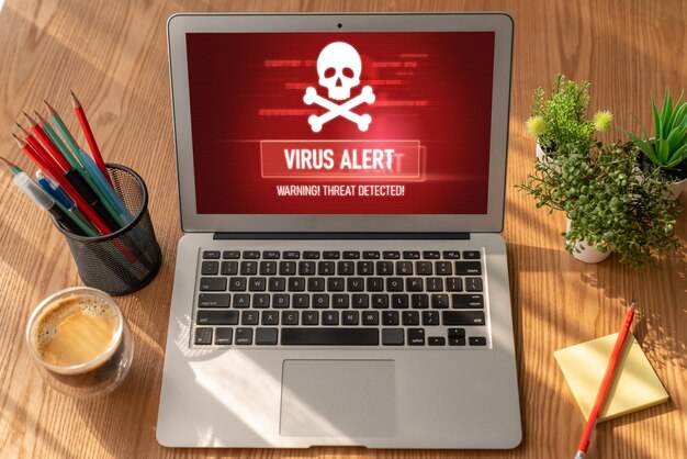 Une alerte d'avertissement de virus sur l'écran de l'ordinateur a détecté une cybermenace à la mode