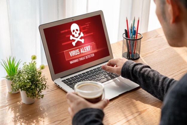 Une alerte d'avertissement de virus sur l'écran de l'ordinateur a détecté une cybermenace à la mode