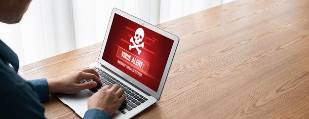 Une alerte d'avertissement de virus sur l'écran de l'ordinateur a détecté une cybermenace à la mode