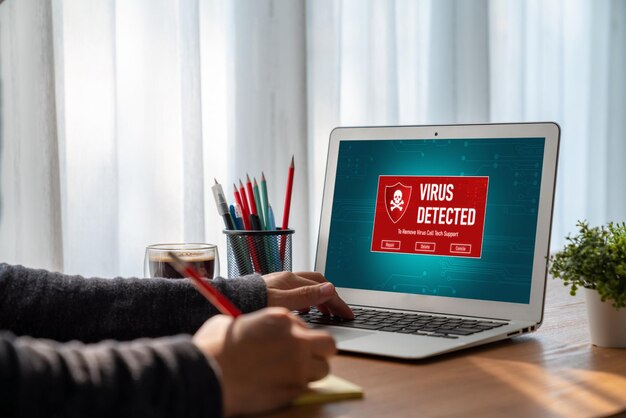Une alerte d'avertissement de virus sur l'écran de l'ordinateur a détecté une cybermenace à la mode