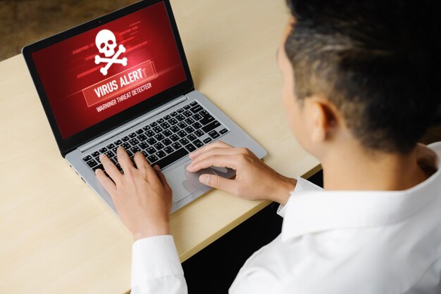 Alerte d'avertissement de virus sur l'écran de l'ordinateur détecté menace cybernétique modish hacker virus informatique et logiciels malveillants
