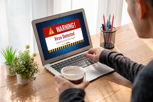 Une alerte d'avertissement de virus sur l'écran de l'ordinateur a détecté un virus informatique et des logiciels malveillants de cyber-menace à la mode