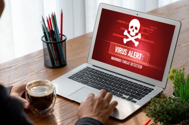Photo alerte d'avertissement de virus sur l'écran de l'ordinateur détectée menace cybernétique moderne