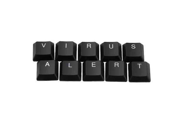 Alerte de virus Word écrite sur le clavier. Isolé sur blanc. Vue de dessus.