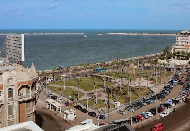 Alexandrie, Égypte - 12.11.2021 : vue sur le paysage urbain et la mer avec le monument historique de Saad Zaghloul, vue sur la vieille ville, destination touristique arabe