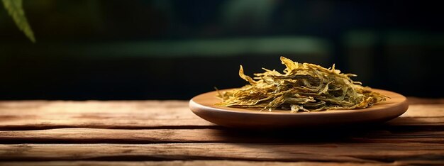 Des algues séchées croustillantes sur une assiette en bois