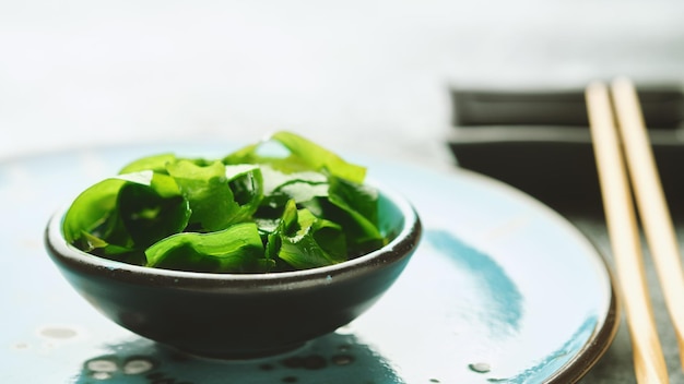 Algues wakame trempées dans un bol Cuisine japonaise Fruits de mer sains