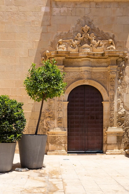 Photo alicante espagne 5 juillet 2023 basilique de santa maria église sainte-marie église d'alicante portes de l'église façade