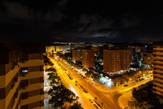 Photo alicante espagne septembre 2023 vue aérienne de la rue la nuit route avec des palmiers voitures photos de nuit