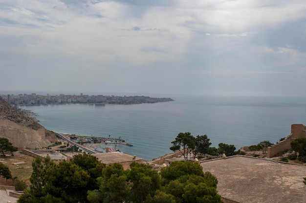 Alicante est une ville et une municipalité d'espagne capitale de la province de la communauté valencienne