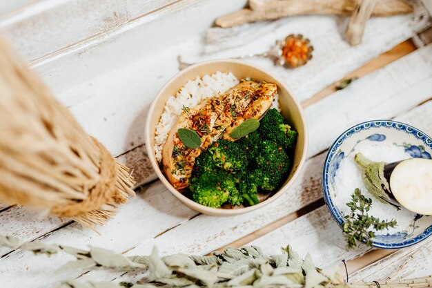 aliment riche en protéines avec du riz au poulet brocholi et aubergine dans une boîte écologique livrée