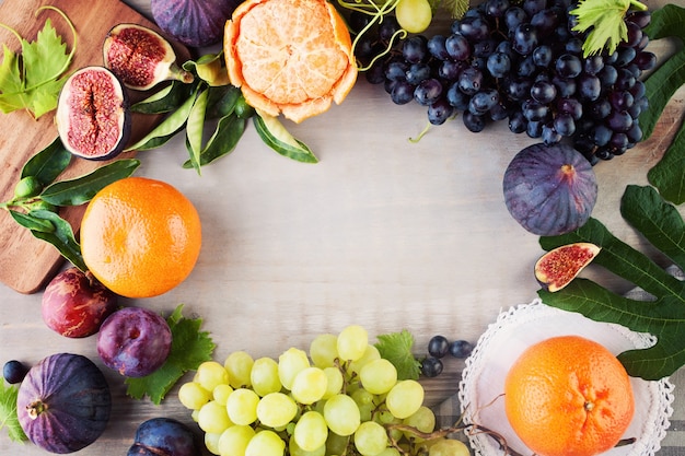 Alimentation Bio. Fruits colorés sur fond de bois gris Vintage