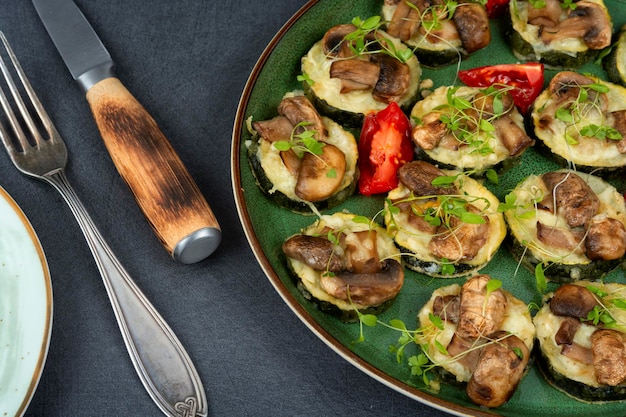 Alimentation diététique Courgettes frites aux champignons et aux herbes Mélange de légumes rôtis